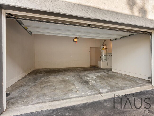 Building Photo - 2.5 Bed + 1.5 Bath + 2 Car Garage + Centra...