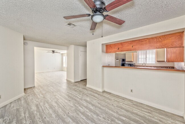 Building Photo - 2080 E Karen Ave
