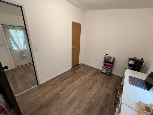 Building Photo - 3 Bedroom 1 Bath Fully Updated Home in Cli...