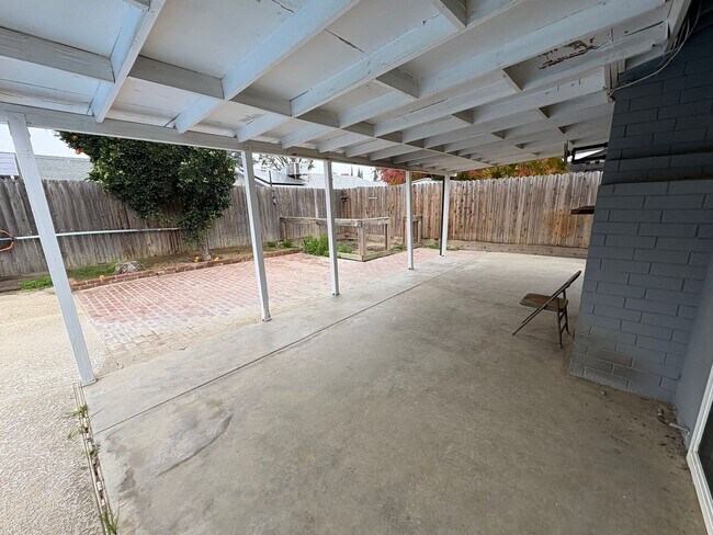 Building Photo - SW Visalia Home with Pool Available Now!