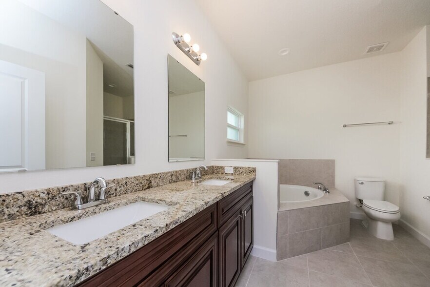 Building Photo - 700 Pincon Ln