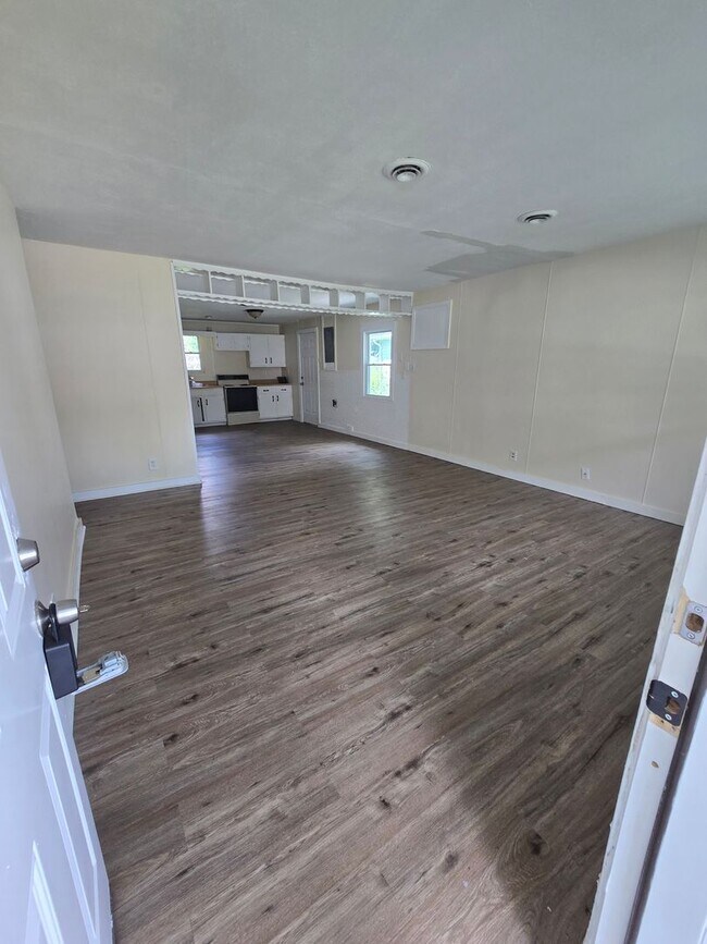 Building Photo - 4BD/1 BA nicely updated home
