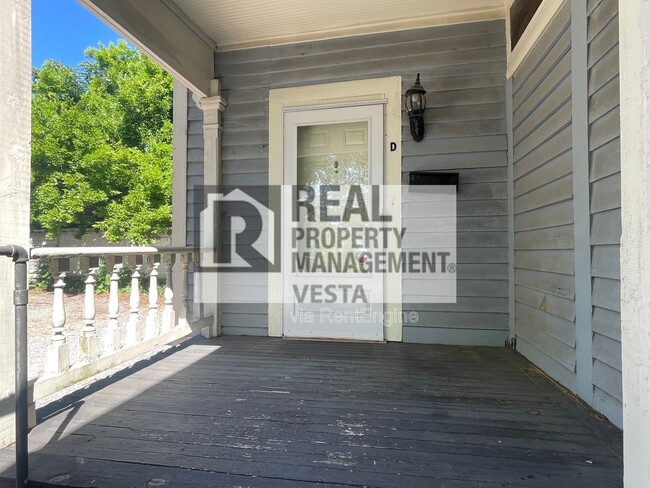 Building Photo - 1065 College St