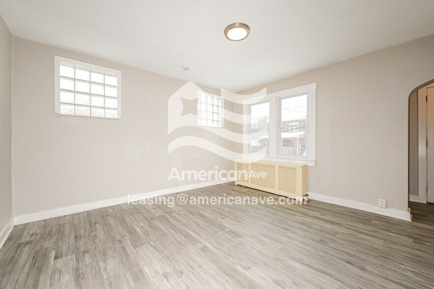 Building Photo - 1818 Plainview Ave
