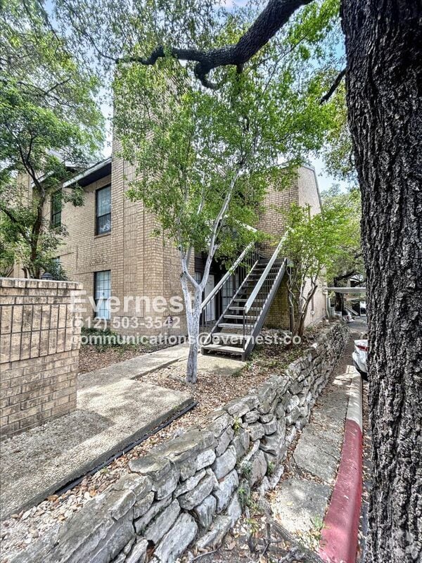 Building Photo - 8655 Datapoint Dr