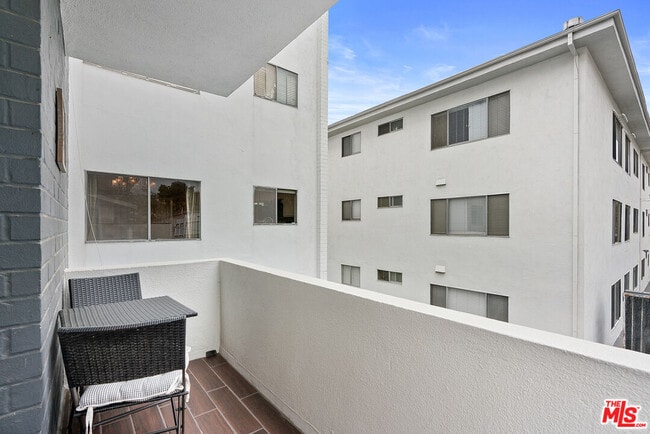 Building Photo - 419 N Oakhurst Dr