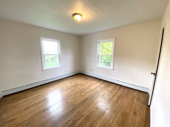 Building Photo - ONE LEVEL Single Family Home Close To Interstates!