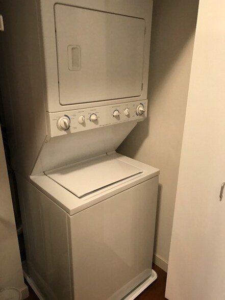 Building Photo - 235 W Van Buren St