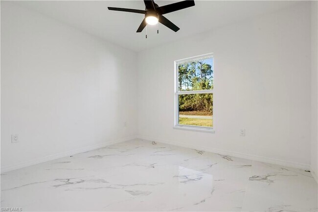 Building Photo - 732 Asher St E