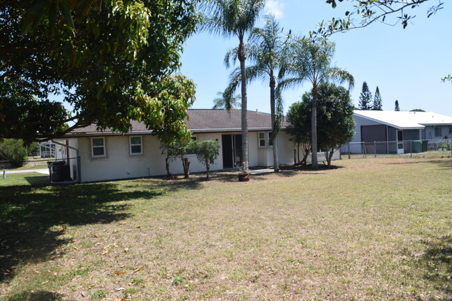 Building Photo - 248 SW Cherryhill Rd