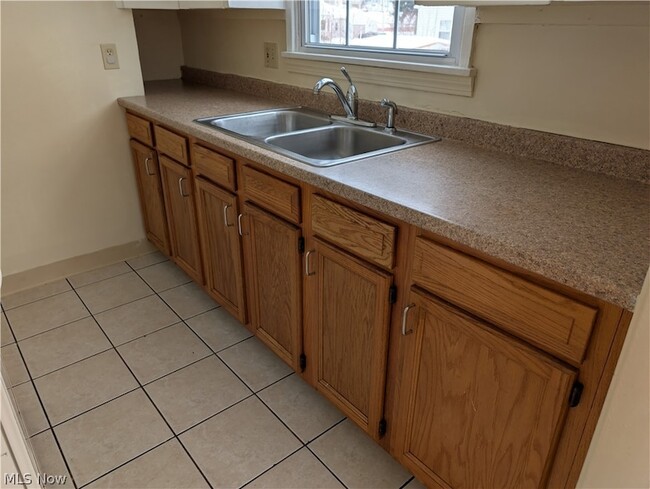 Building Photo - 637 E Wilbeth Rd