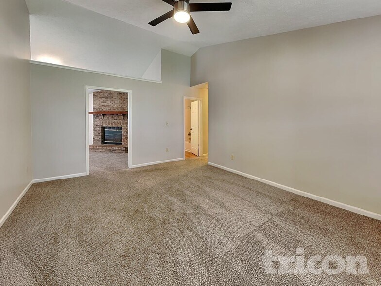 Building Photo - 1690 Fountain Lk Dr E