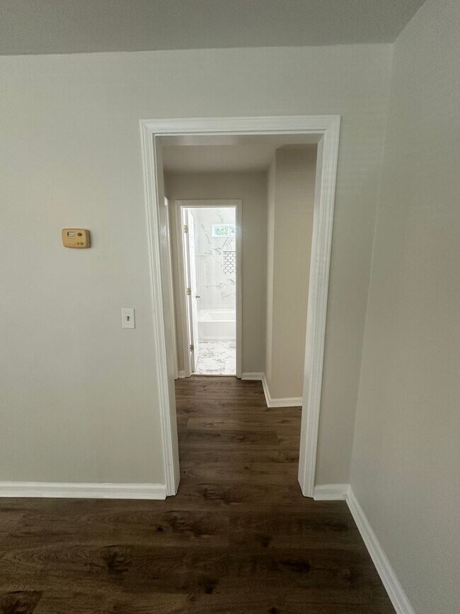 Building Photo - Charming home Close to VSU