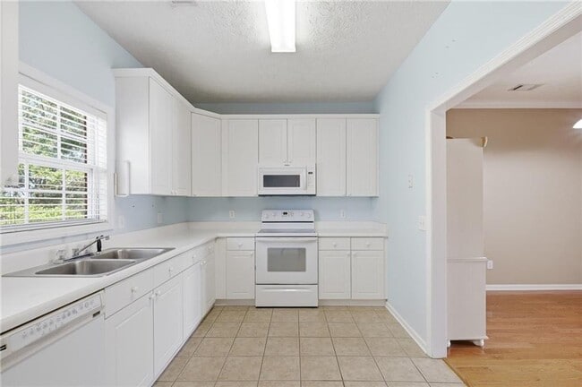 Building Photo - Brick Townhome in Meadowbrook!