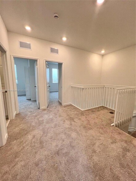 Building Photo - 714 SE 13th Ct