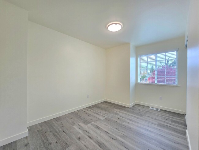 Building Photo - Arlington - Updated Home with 4 Bedroom + ...