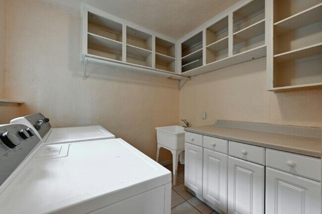 Building Photo - 2829 San Gabriel St