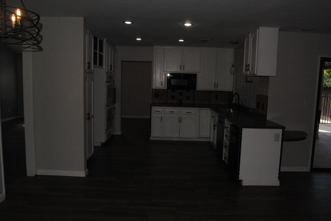 Building Photo - 2413 Sunrise Dr