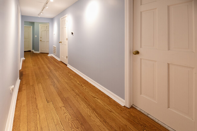 Building Photo - 6042 N Kenmore Ave