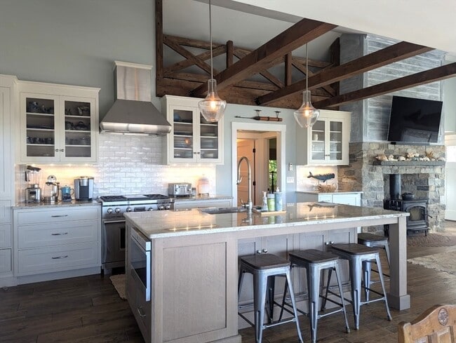 Building Photo - 37 River Rd