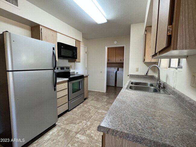 Building Photo - 10939 W Saratoga Cir