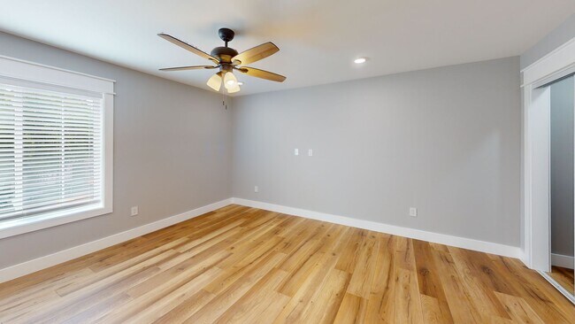 Building Photo - 1207 Hedge Ave
