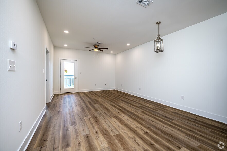 2BR, 2BA - 900SF - Living Room/Dining Room - Palmetto Place Apartments