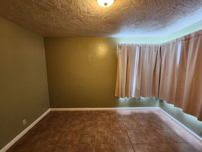 Building Photo - Upstairs Apartment Above Holly Market