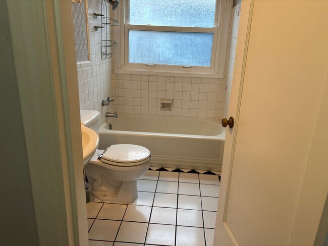 Building Photo - 3 Bedroom on large lot