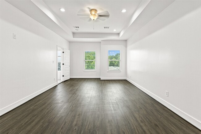 Building Photo - 2204 Hoskins Dr