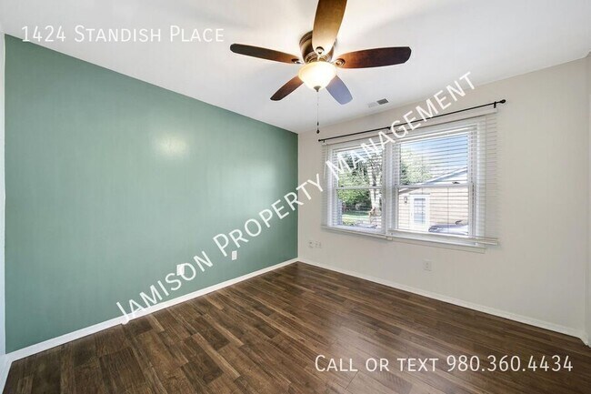 Building Photo - 1424 Standish Pl