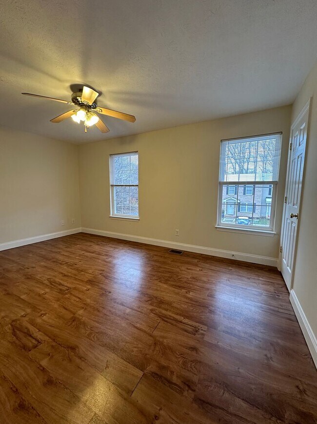 Building Photo - End Unit Townhome for Rent in Grottoes