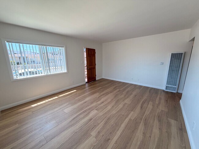 Building Photo - Completely Remodeled 2 Bed, 1 Bath in San Pedro w/ Garage Parking!