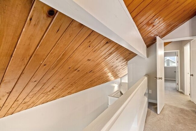 Building Photo - Beautiful 1x1 Rustic-Style Apartment