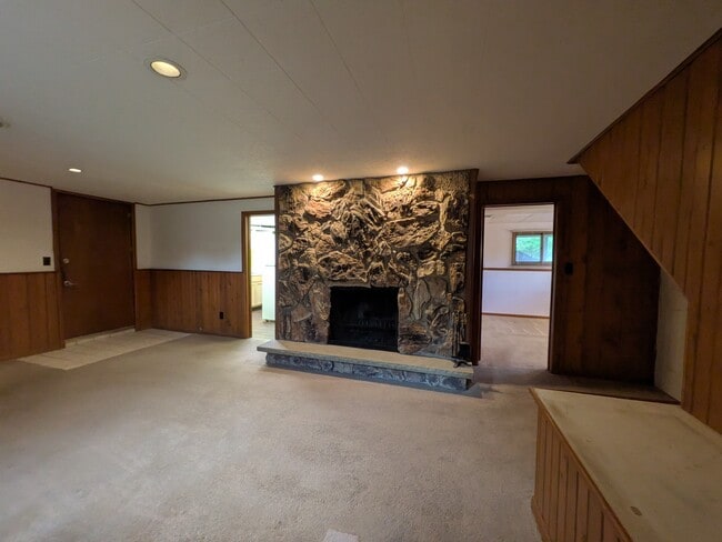Building Photo - 5604 N Woodland Dr