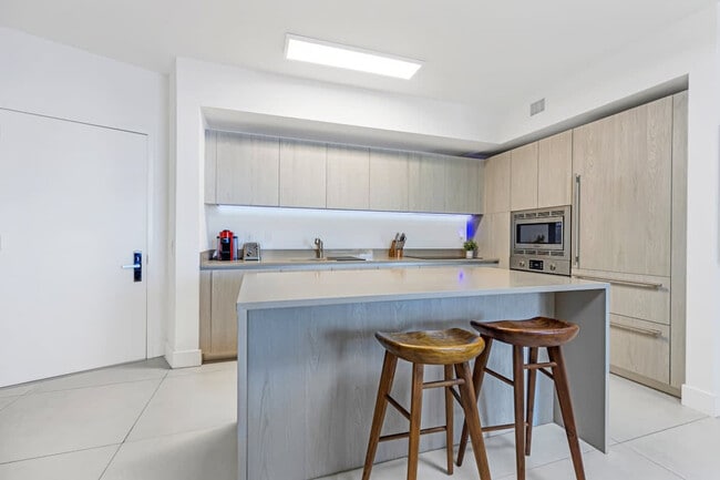 Building Photo - 4011 S Ocean Dr