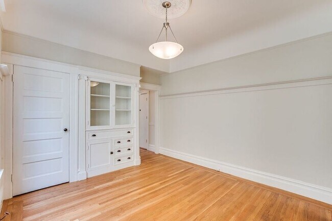 Building Photo - Top Floor Presidio Heights 1BD/1BA. On-sit...