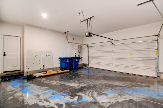 Building Photo - Stunning and Modern Townhome in Skye Canyon