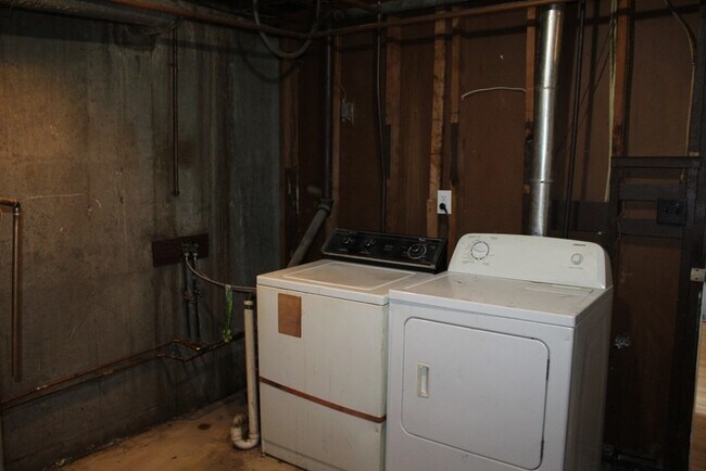 Building Photo - 90 Mendon St