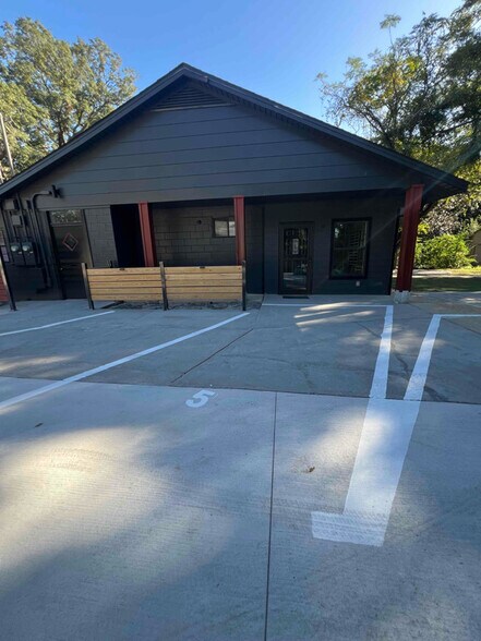 Building Photo - 531 Ditmar St