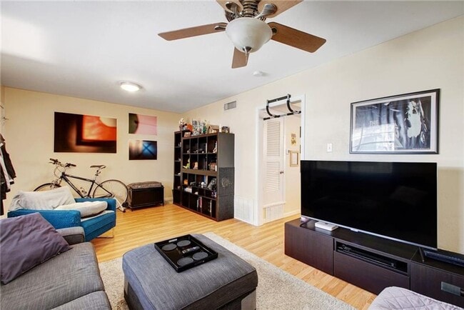 Building Photo - Large 1 bedroom in Hyde Park! Reserved par...
