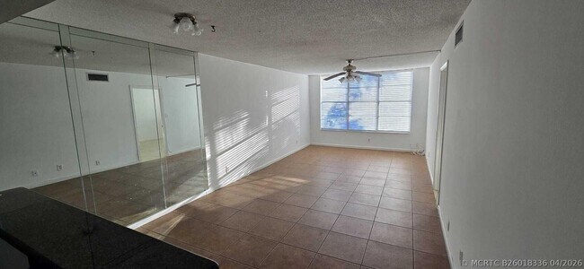 Building Photo - 9949 SW Sandalfoot Blvd
