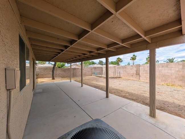 Building Photo - 15746 W Elm St