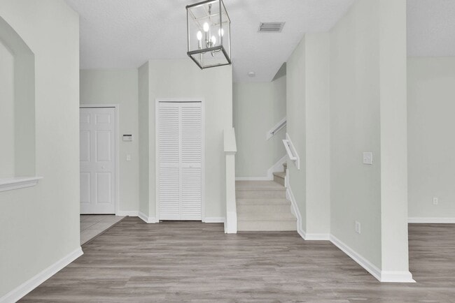 Building Photo - Bright and Spacious Townhome in Gate Community