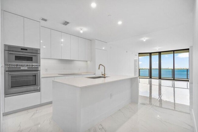 Building Photo - 700 NE 24th St