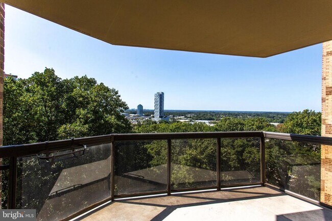 Building Photo - 8370 Greensboro Dr