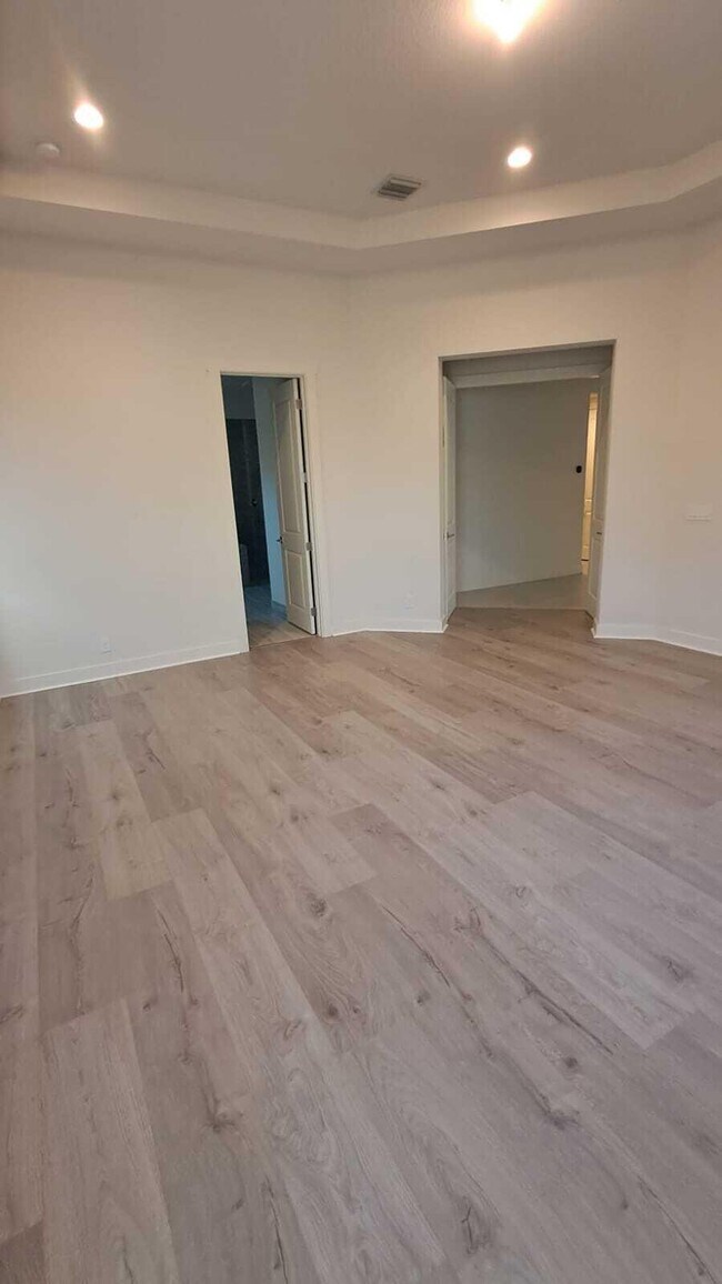 Building Photo - 9346 Crestview Cir