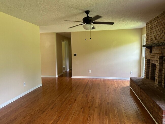 Building Photo - 3 bedroom 1.5 bath on Large Lot