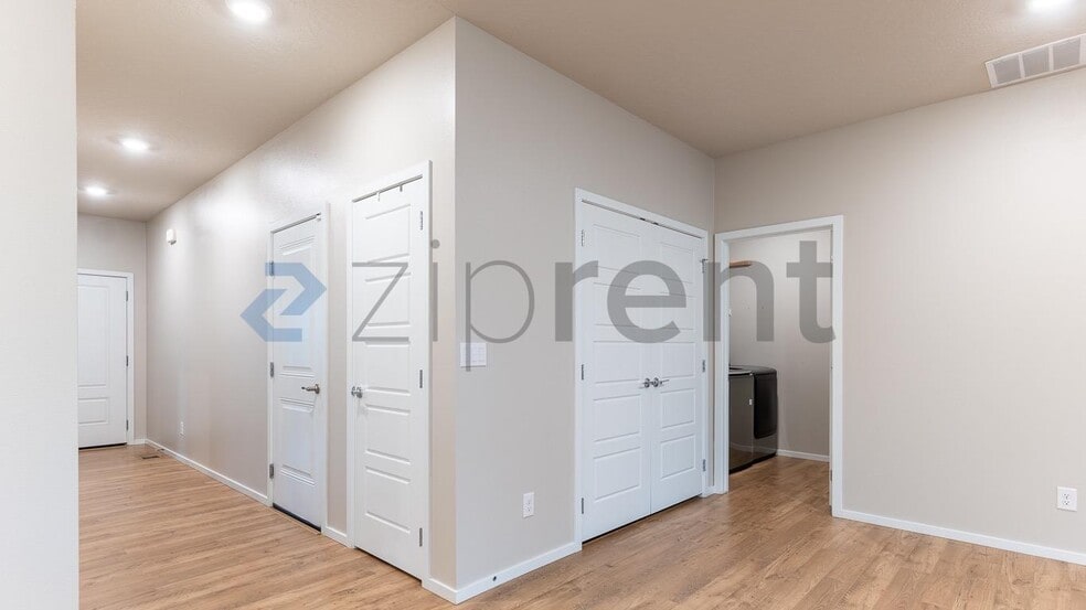 Building Photo - 5721 W Youngstown Ln