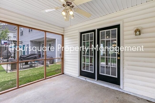 Building Photo - Townhome | Screened Back Porch | Back Pati...